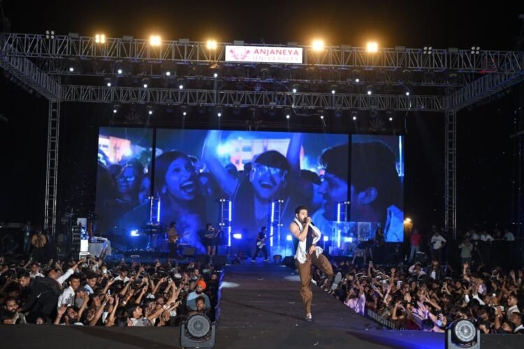 आंजनेय यूनिवर्सिटी : उड़ान 4.0 की स्टार नाइट में गूंजा “दूरों दूरों” – परेश पाहुजा के साथ झूमे युवा