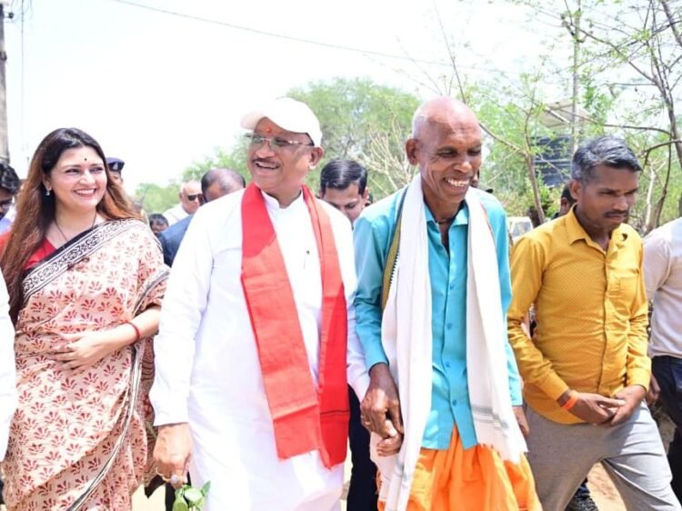 एक ग्रामीण का न्योता, मुख्यमंत्री का अपनापन – प्रधानमंत्री आवास से साकार हुआ सपना, मुख्यमंत्री ने कराया गृह प्रवेश,मुख्यमंत्री साय ने पूछा “आवास कोन भेजिस, मोहन ने कहा – मोदी ने”