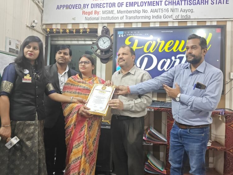 पारस इंस्टिट्यूट ऑफ एजूकेशन के 10 वर्ष पूर्ण होने पर भव्य आयोजन, छात्र-छात्राओं का हुआ सम्मान