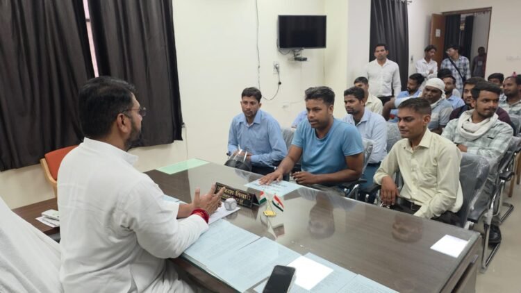 रायपुर में पानी संकट पर हंगामा, नेता प्रतिपक्ष आकाश तिवारी के नेतृत्व में जोन-08 का घेराव