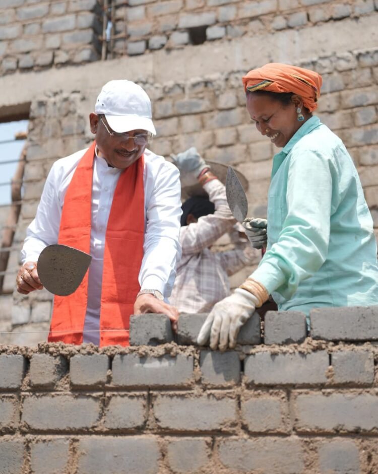 निर्माण स्थल पर मुख्यमंत्री का श्रमदान: श्रमिक बहनों के साथ की ईंट जोड़ाई, “ईंट जोड़ाई अच्छे से करिए… मसाला बढ़िया से डालिए” – जब श्रमिक बहन ने मुख्यमंत्री को सिखाया काम