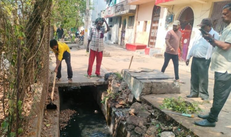 बरसात से पूर्व नाला और नालियों की सफाई युद्व स्तर पर