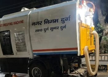 शहर की सड़कों की सफाई में आई रफ्तार, आधुनिक मशीन से घंटों में हो रहा कार्य