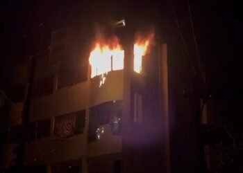 अपार्टमेंट में देर रात भीषण आग, लाखों का सामान जलकर खाक-बाल-बाल बचे लोग