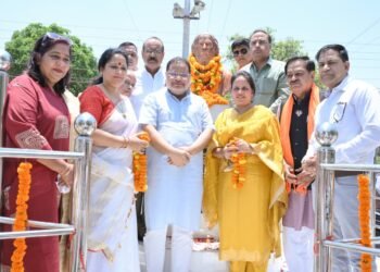 रविन्द्रनाथ टैगोर जयंती पर रायपुर में पुष्पांजलि, जनप्रतिनिधियों ने दी श्रद्धांजलि