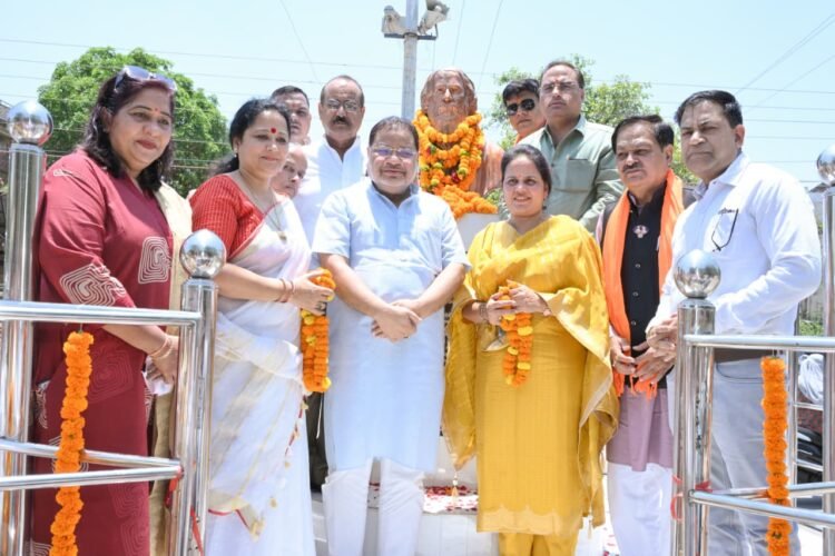 रविन्द्रनाथ टैगोर जयंती पर रायपुर में पुष्पांजलि, जनप्रतिनिधियों ने दी श्रद्धांजलि