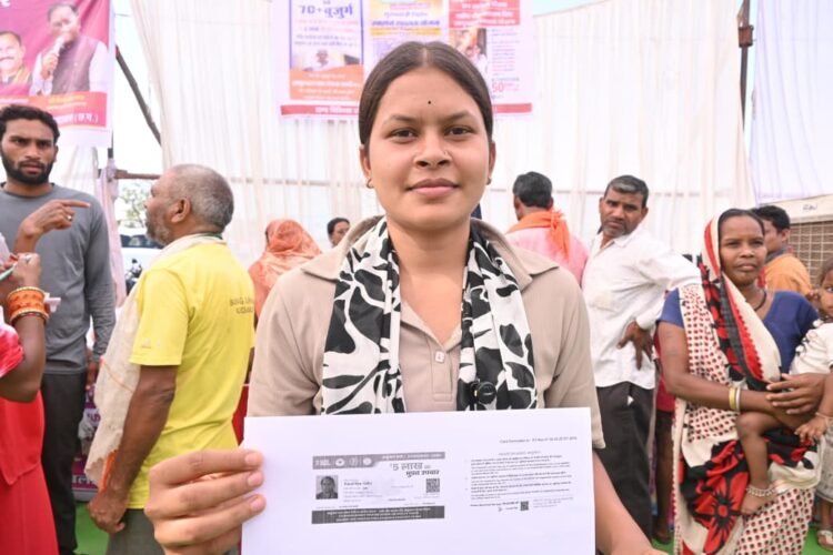 सुशासन तिहार: आवेदन के चंद घंटों में कौशिल्या को मिला आयुष्मान कार्ड, खिले चेहरे