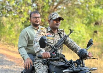सुशासन की मोटरसाइकिल से दुर्गम पहाड़ों तक पहुँचे कलेक्टर-एसपी, गोंडेरास और नीलावाया में ऐतिहासिक सुशासन चौपाल