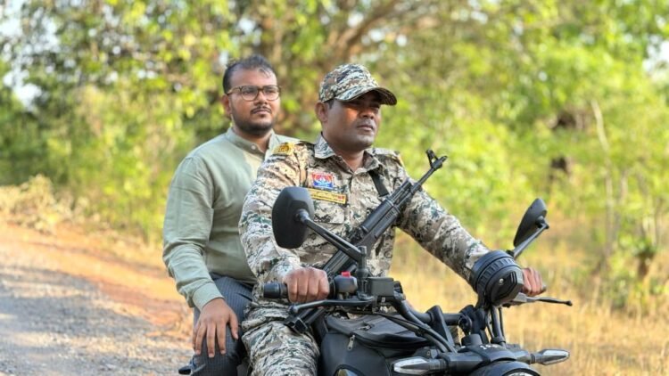 सुशासन की मोटरसाइकिल से दुर्गम पहाड़ों तक पहुँचे कलेक्टर-एसपी, गोंडेरास और नीलावाया में ऐतिहासिक सुशासन चौपाल
