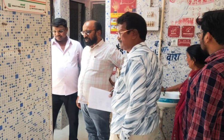 खुर्सीपार क्षेत्र के सामुदायिक शौचालयों का जोन आयुक्त ने किया निरीक्षण