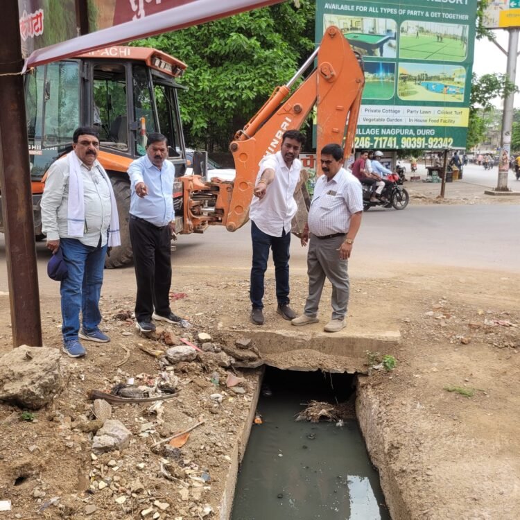 बारिश से पहले जलभराव रोकने निगम सक्रिय लोक कर्म प्रभारी देवनारायण चन्द्राकर ने जनप्रतिनिधियों के साथ किया नाला निरीक्षण