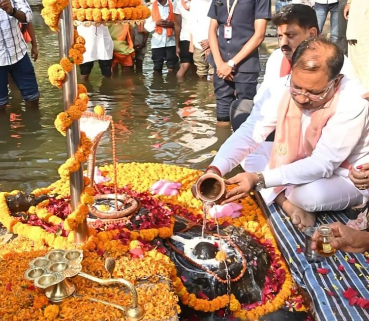 जलेश्वर महादेव धाम में मुख्यमंत्री साय ने किया जलाभिषेक: प्रदेश की सुख-समृद्धि की कामना की