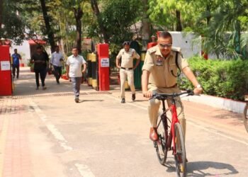 PM की अपील का असर: कवर्धा में SP और अफसर साइकिल से पहुंचे ऑफिस