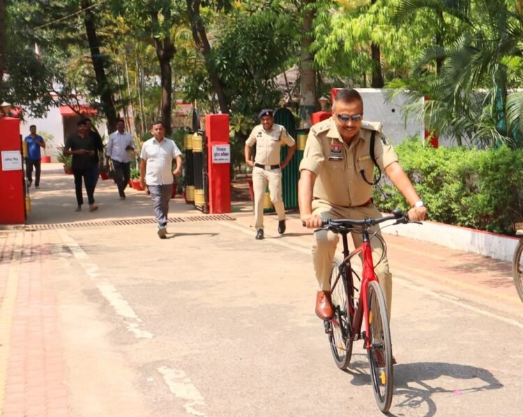 PM की अपील का असर: कवर्धा में SP और अफसर साइकिल से पहुंचे ऑफिस