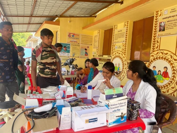 एएम/एनएस इंडिया किरंदुल द्वारा ग्राम पंचायत हिरोली में स्वास्थ्य शिविर का सफल आयोजन : ग्रामीणों को मिली मुफ्त इलाज और दवाइयों की सौगात