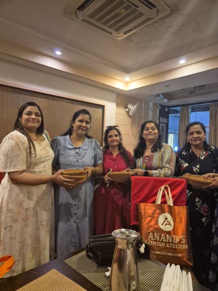 भीषण गर्मी में जीव दया की मिसाल: जैन महिला मिलन ने पक्षियों के लिए बांटे सकोरे