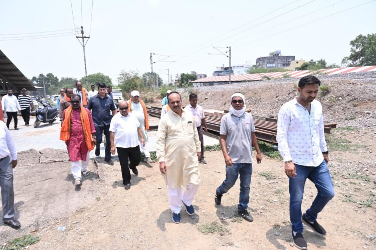 जलभराव से परेशान जनता, निरीक्षण में पहुंचे विधायक पुरंदर मिश्रा