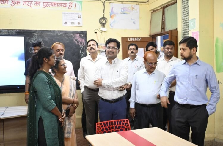 प्रमुख सचिव ने पीएम श्री सेजस विद्यालय कुम्हारी का किया निरीक्षण,कहा-अनुशासित परिश्रम, तप और त्याग से मिलती है सफलता