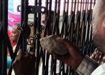 पट्टा मांग को लेकर सुशासन तिहार में हंगामा, भवन में जड़ा ताला, पुलिस ने संभाला मोर्चा