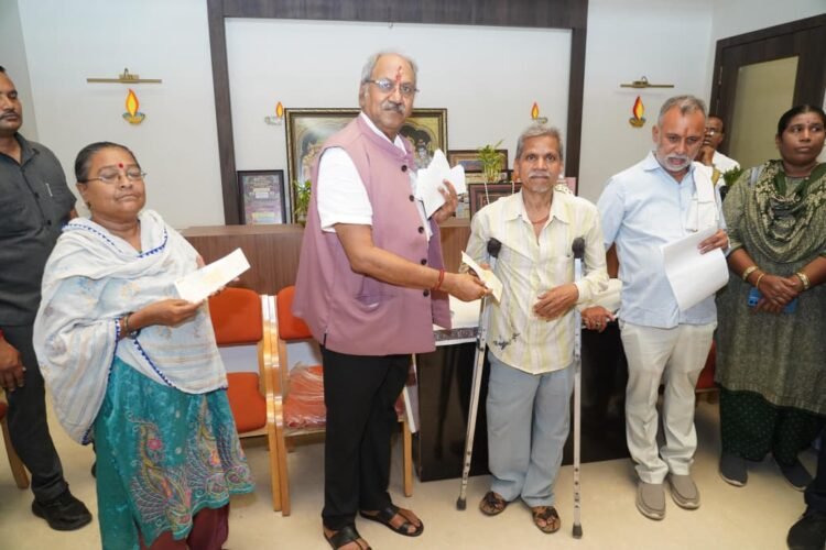 “संस्कृति, शिक्षा और स्वास्थ्य को संबल”, सांसद बृजमोहन अग्रवाल ने 254 हितग्राहियों को वितरित किए करीब 25 लाख रुपए के अनुदान