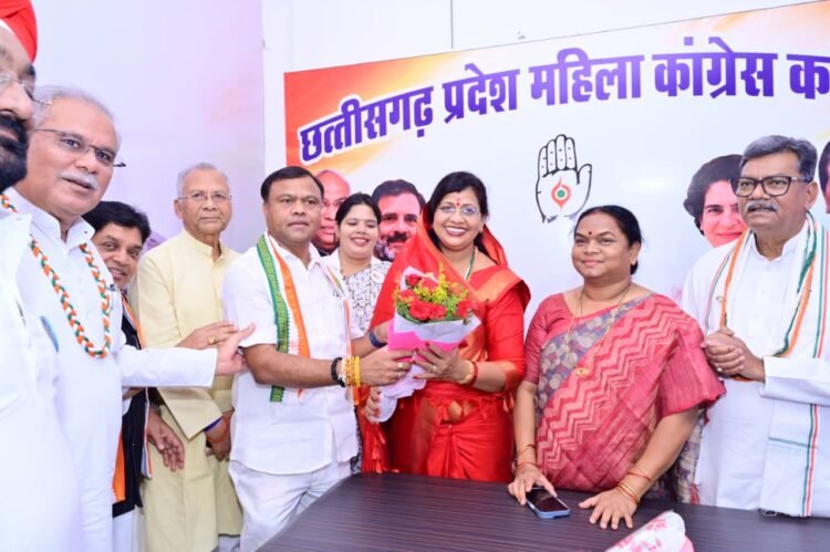 महिला कांग्रेस की कार्यवाहक अध्यक्ष संगीता सिन्हा ने पदभार ग्रहण किया