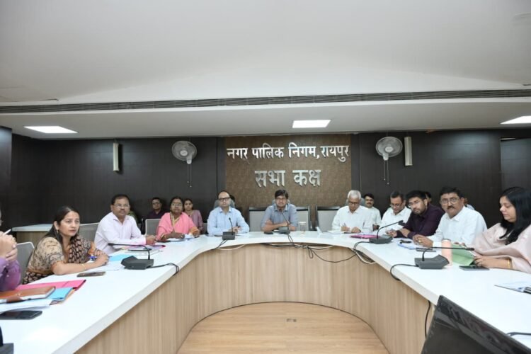 निगम आयुक्त संबित मिश्रा ने ली पहली समीक्षा बैठक, राजस्व व सफाई व्यवस्था पर दिया जोर