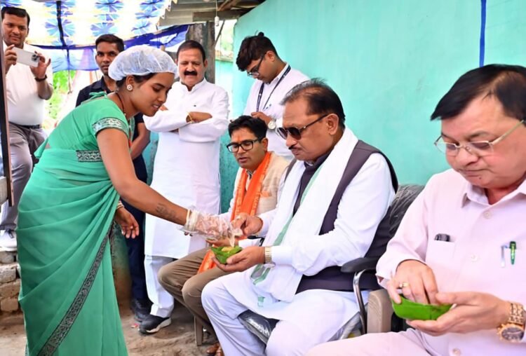लखपति दीदी मंजू की संघर्षगाथा बनी आत्मनिर्भरता की प्रेरक मिसाल, मुख्यमंत्री साय ने लेमरू में मंजू बहन के स्टॉल पर चखा गुपचुप, आत्मीय संवाद में जानी सफलता की कहानी