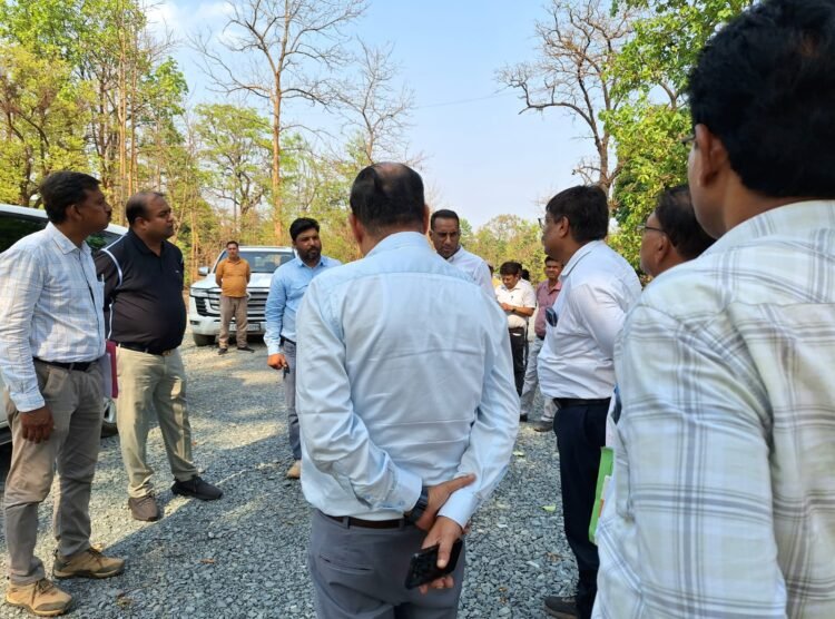लोक निर्माण विभाग के सचिव ने कांकेर में सड़कों और पुलों का काम देखा, विभागीय अधिकारियों की बैठक लेकर कार्यों में तेजी लाने कहा