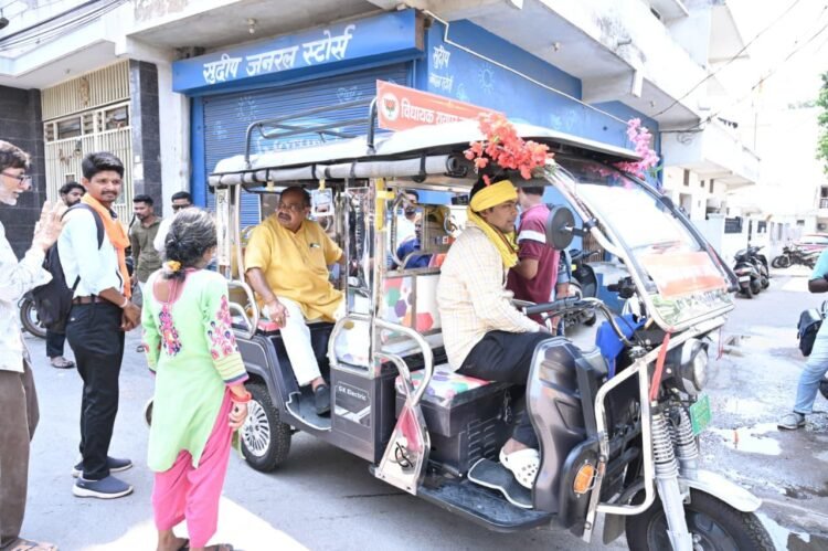पंडरी के झंडा चौक एवं अरमान नाला क्षेत्र का ई-रिक्शा से निरीक्षण करने पहुँचे विधायक पुरंदर मिश्रा