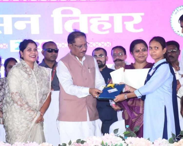 ग्रामीण अंचल की बेटी बनी प्रेरणा: मुख्यमंत्री साय ने सराहा उत्कृष्ट प्रदर्शन, सुशासन तिहार में मेधावी छात्रा कुसुम लता बिप्रे का सम्मान, टैबलेट देकर बढ़ाया उत्साह