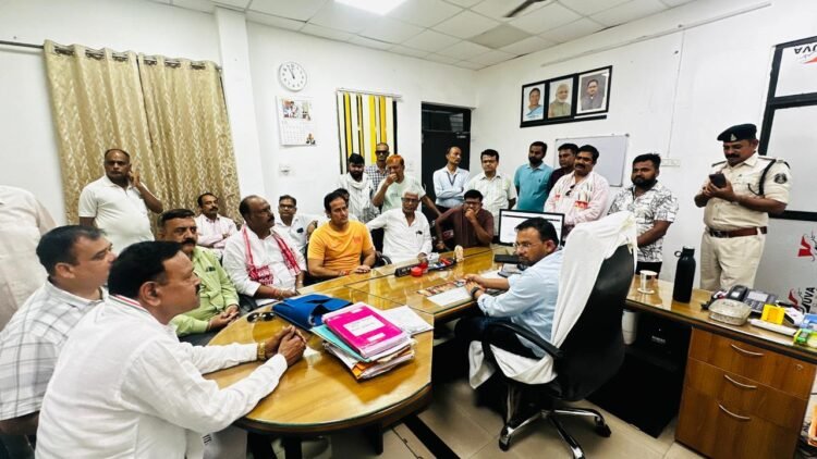 साय सरकार में अघोषित बिजली कटौती और विद्युत विभाग की बहानेबाजी निरंतर जारी, पं. दीनदयाल उपाध्याय वार्ड क्र.40 के निवासी परेशान होकर किये विरोध प्रदर्शन