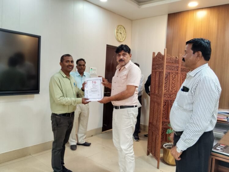 “रायपुर रेल मंडल में संरक्षा के प्रति सजग रेलकर्मियों को मंडल रेल प्रबंधक दयानंद ने सम्मानित किया”