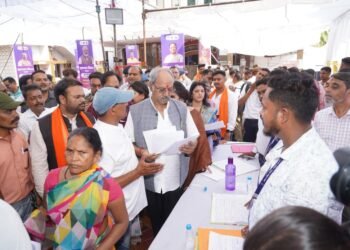 भीषण गर्मी में जनता को राहत दिलाने मैदान में उतरे सांसद बृजमोहन, अधिकारियों को लगाई फटकार