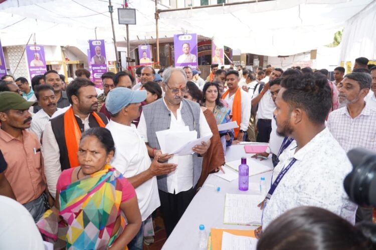 भीषण गर्मी में जनता को राहत दिलाने मैदान में उतरे सांसद बृजमोहन, अधिकारियों को लगाई फटकार