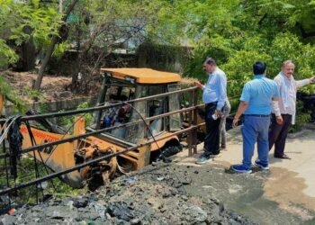 बारिश पूर्व तैयारियों का निरीक्षण, कसारीडीह नाला सफाई कार्य का लोक कर्म प्रभारी देव नारायण चन्द्राकर ने लिया जायजा