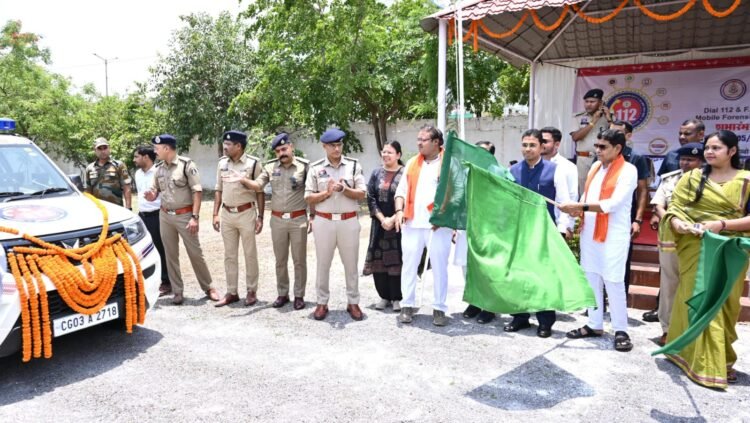 ​छत्तीसगढ़ में हाईटेक हुई पुलिसिंग, बलौदाबाजार में ‘नेक्स्ट जेन डायल-112’ वाहनों को राजस्व मंत्री ने दिखाई हरी झंडी