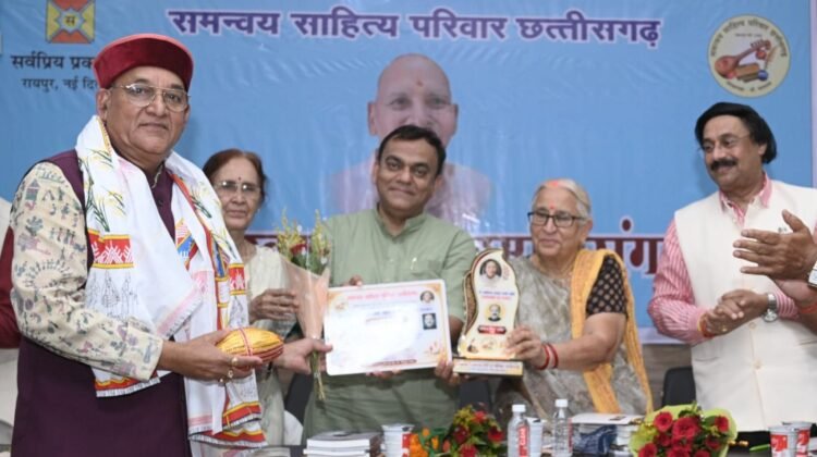 डॉ. पालेश्वर शर्मा छत्तीसगढ़ी गद्य सम्मान से विजय मिश्रा विभूषित