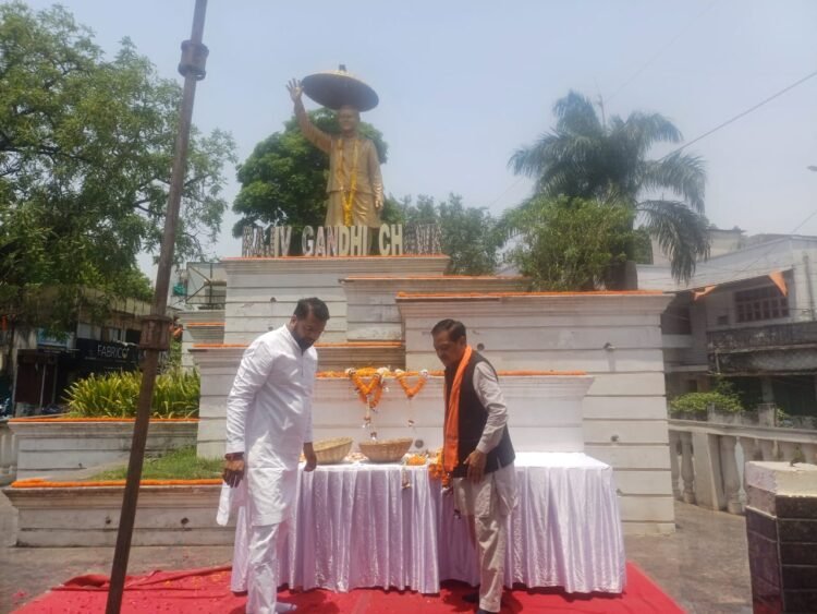 नेता प्रतिपक्ष आकाश तिवारी और अमर गिदवानी ने राजीव गांधी को दी श्रद्धांजलि