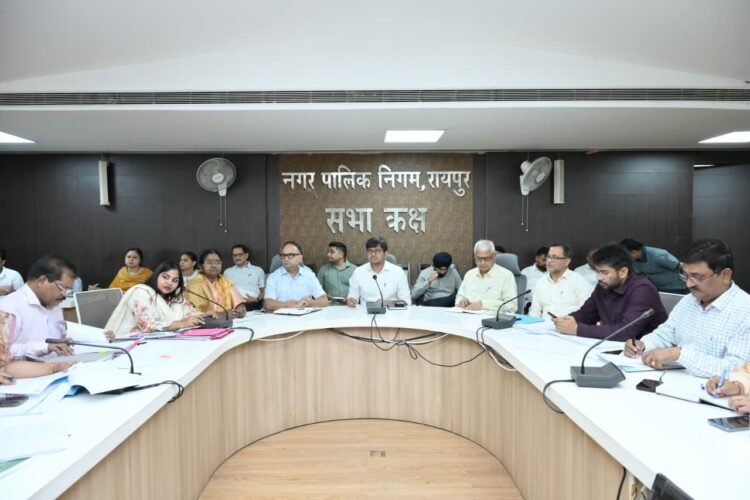 रायपुर निगम आयुक्त संबित मिश्रा सख्त, जल संकट और मलेरिया रोकथाम पर दिए अहम निर्देश