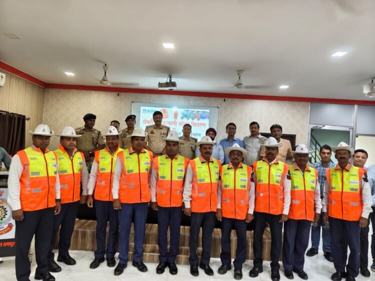 राडा द्वारा ट्रैफिक विभाग को रिफ्लेक्टिव सेफ्टी जैकेट वितरित