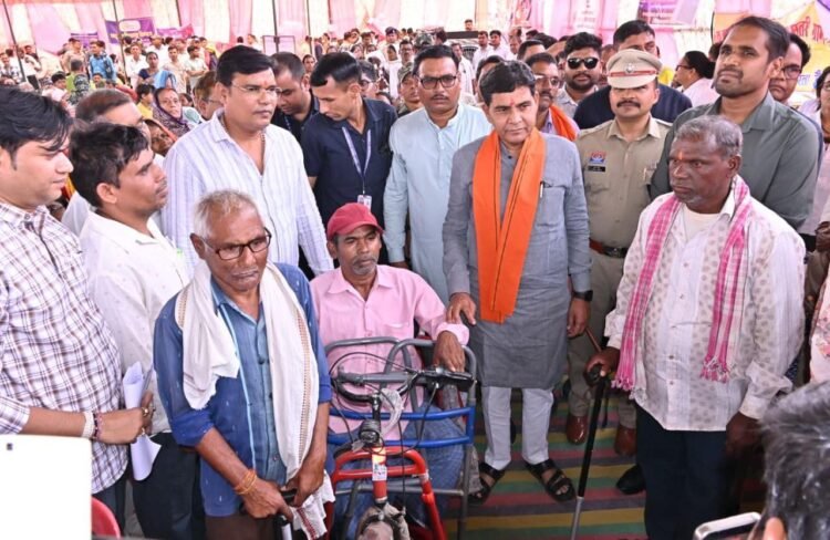 बिजली की कड़क ने छीने थे पैर, ‘सुशासन’ ने दी आत्मनिर्भरता की नई उड़ान,राजस्व मंत्री के हाथों मिली मोटराइज्ड ट्राईसाइकिल