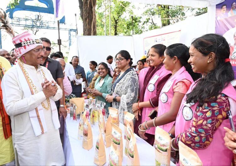 बिजली की कड़क ने छीने थे पैर, ‘सुशासन’ ने दी आत्मनिर्भरता की नई उड़ान,राजस्व मंत्री के हाथों मिली मोटराइज्ड ट्राईसाइकिल