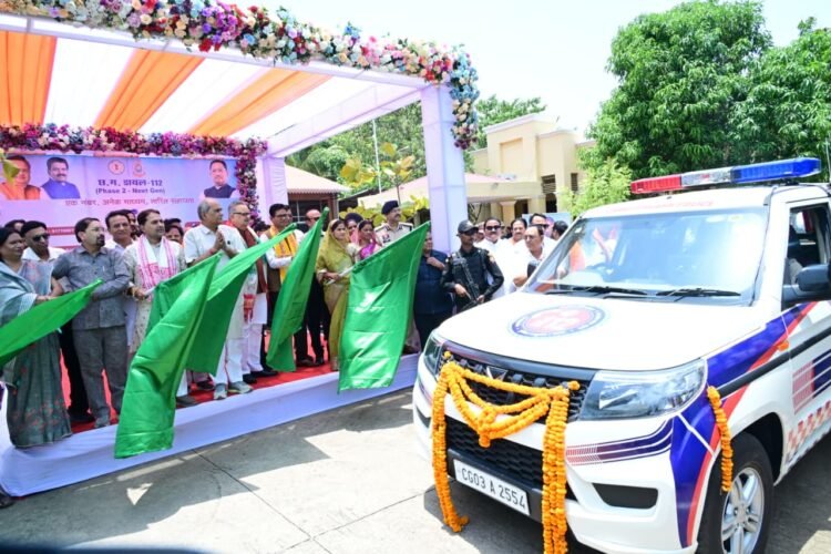 सुरक्षित छत्तीसगढ़ की ओर कदमः ‘नेक्स्ट जेन सीजी डायल-112’ के आधुनिक वाहनों को हरी झंडी, विधानसभा अध्यक्ष डॉ. रमन सिंह और वित्त मंत्री ओपी चौधरी ने राजनांदगांव से वाहनों को किया रवाना