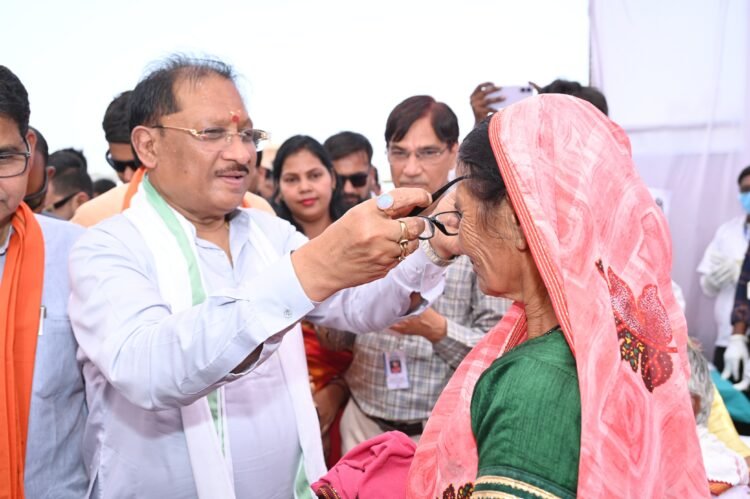 मुख्यमंत्री साय ने हितग्राहियों को अपने हाथों से पहनाया नजर का चश्मा, सुशासन तिहार शिविर में स्वास्थ्य विभाग के स्टॉल का किया निरीक्षण