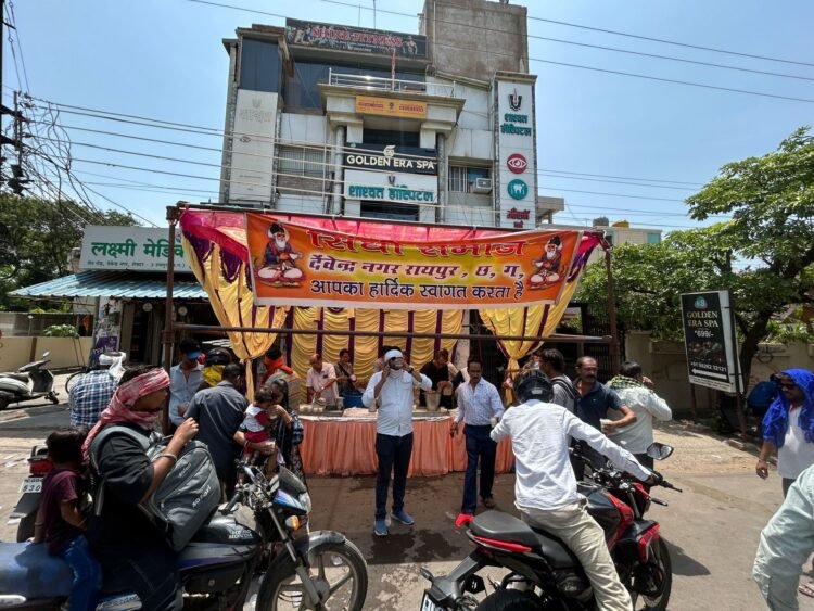 पूज्य सिंधी पंचायत देवेन्द्र नगर ने भीषण गर्मी में किया ठंडी छाछ का वितरण