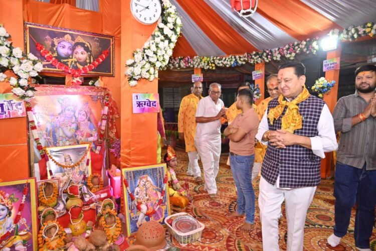 बसना के अरेकेल चौक पर गूंजा महामंत्र, अष्ट प्रहरी हरिनाम संकीर्तन में पहुंचे विधायक डॉ. संपत अग्रवाल