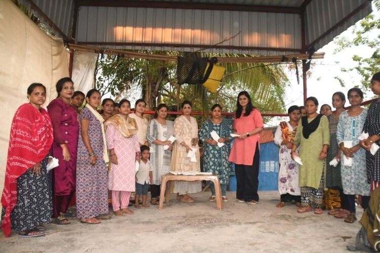 दक्षिण पूर्व मध्य रेल्वे महिला कल्याण संगठन (सेक्रों),रायपुर मंडल द्वारा शिवनाथ रेल विहार,उल्लास भवन डब्ल्यू.आर.एस. कॉलोनी, रायपुर में सेनेटरी नेपकिन का मुफ्त वितरण