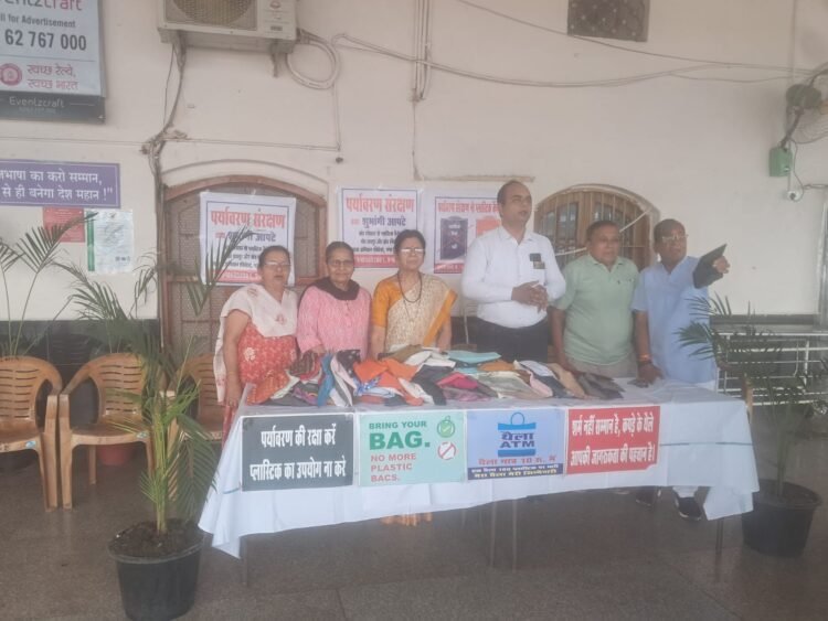 रायपुर रेलवे स्टेशन पर चला ‘प्लास्टिक मुक्त स्टेशन’ अभियान, बांटे गए कपड़े के थैले