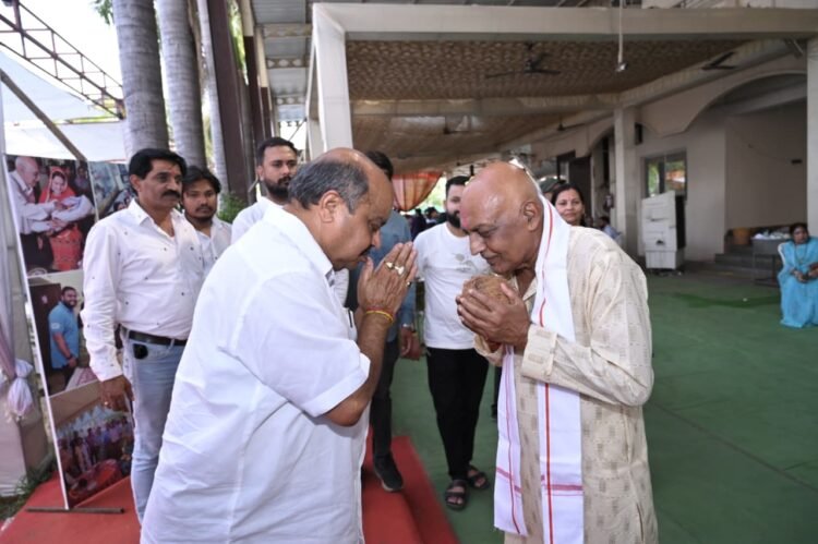 कुशालपुर में तेरहवीं कार्यक्रम में शामिल हुए विधायक पुरन्दर मिश्रा, दिवंगत कर्नल डॉ. आर.पी. पांडेय के तैलचित्र पर विधायक पुरन्दर मिश्रा ने चढ़ाए पुष्प