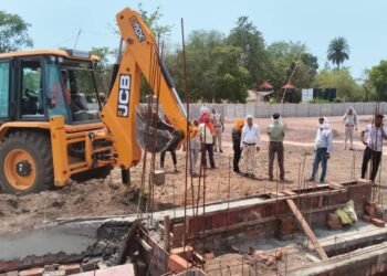 रोड की भूमि पर हो रहे अवैध निर्माण पर निगम की कार्रवाई, जेसीबी से हटाया अतिक्रमण